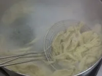 Rezept: Spätzle (Bierspätzli) Bild Nr. 5 Spätzle (Bierspätzli) - Rezept - Bild Nr. 5