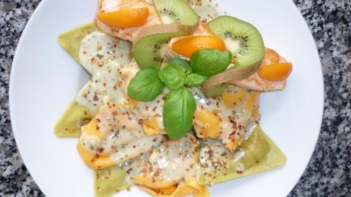 Tortellini "due colori" mit Gorgonzola-Cidre-Sauce und Lachs - Rezept