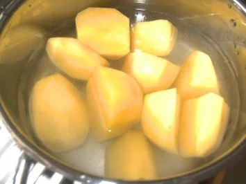 Bouletten mit Porreefüllung  einem Hauch Zimt - Salzkartoffeln ,Spinat und - Rezept - Bild Nr. 5