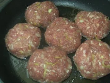 Bouletten mit Porreefüllung  einem Hauch Zimt - Salzkartoffeln ,Spinat und - Rezept - Bild Nr. 4