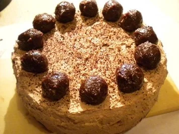 Rezept: Kuchen: Schokosahne-Pralinen-Torte Bild Nr. 2 Kuchen: Schokosahne-Pralinen-Torte - Rezept - Bild Nr. 2