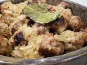 Bratbällchen mit Datteln und Mandeln im Würzsud - Rezept