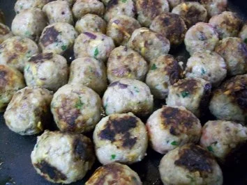 Rezept: Bratbällchen mit Datteln und Mandeln im Würzsud Bild Nr. 3 Bratbällchen mit Datteln und Mandeln im Würzsud - Rezept - Bild Nr. 3