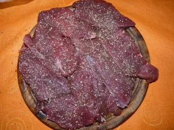 Hirschsteaks an Sahnesößchen mit Ajvar mit  Fleur de Atlanticokartoffeln & Zuckerschoten - Rezept - Bild Nr. 4