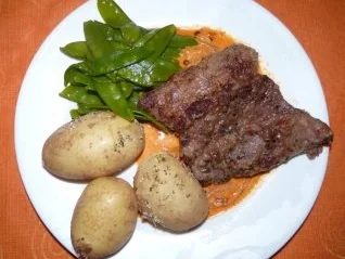 Hirschsteaks an Sahnesößchen mit Ajvar mit  Fleur de Atlanticokartoffeln & Zuckerschoten - Rezept