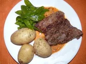 Hirschsteaks an Sahnesößchen mit Ajvar mit  Fleur de Atlanticokartoffeln & Zuckerschoten - Rezept