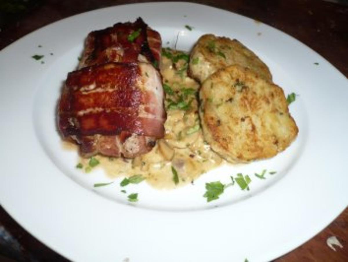 Schweinsmedaillons mit Pilzragout und gebratenen Serviettenknödeln ...