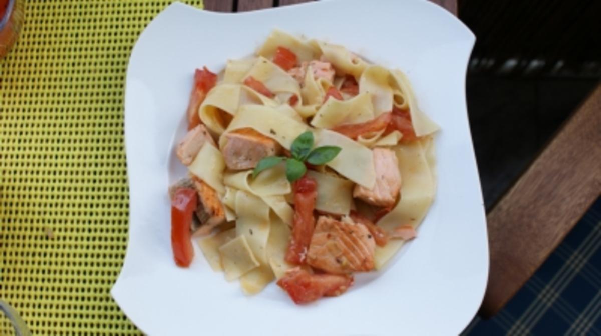 Tomaten-Pasta mit Lachs - Rezept mit Bild - kochbar.de
