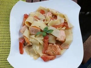 Tomaten-Pasta mit Lachs - Rezept