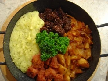 Bauern - Pfanne mit Zwiebel-Apfelmus und Kartoffelpürree - Rezept