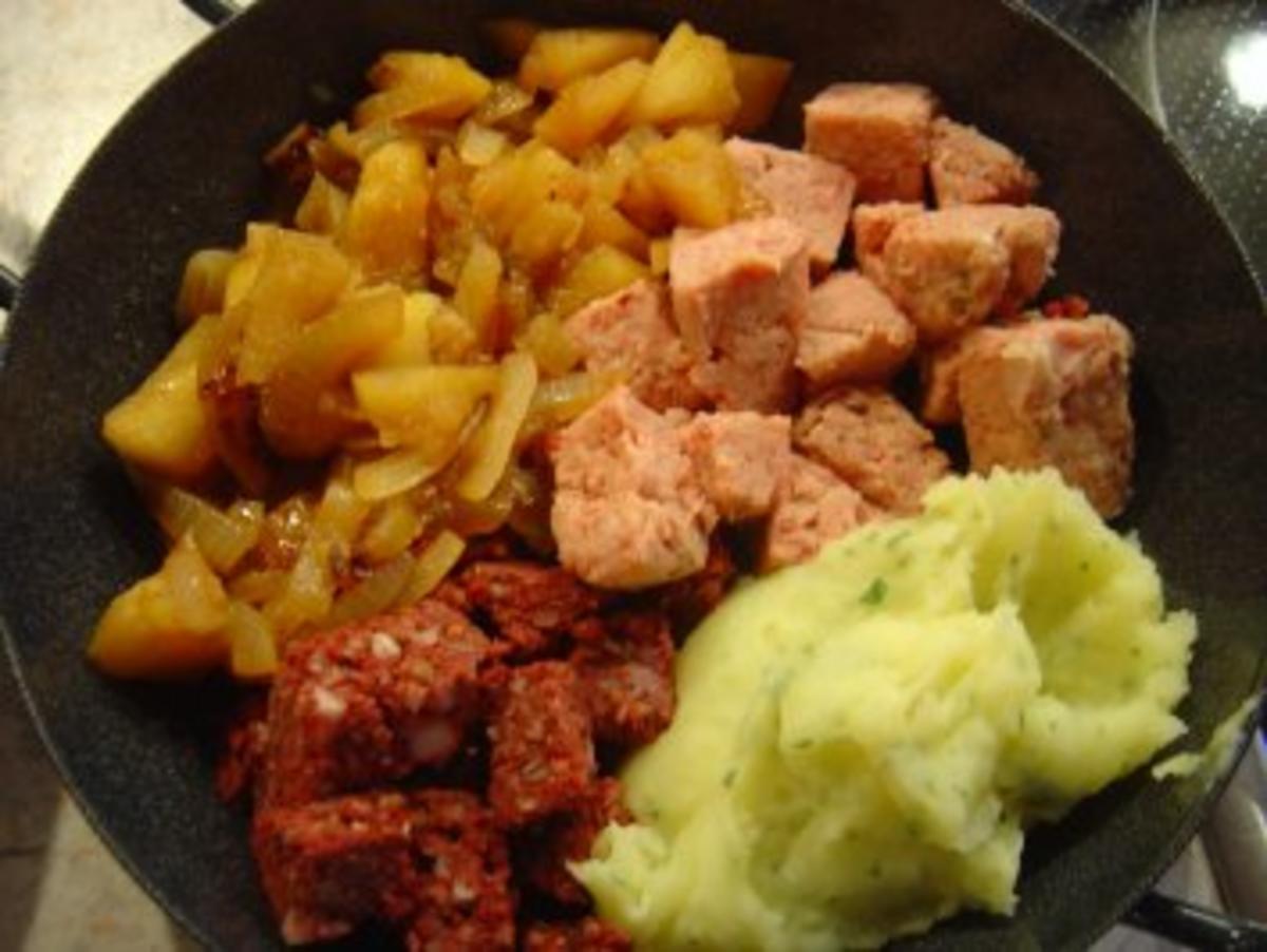 Bauern - Pfanne mit Zwiebel-Apfelmus und Kartoffelpürree - Rezept ...
