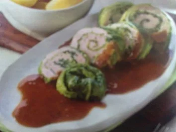Rezept: Wirsingrouladen mit Bratwurstbrät Wirsingrouladen mit Bratwurstbrät - Rezept