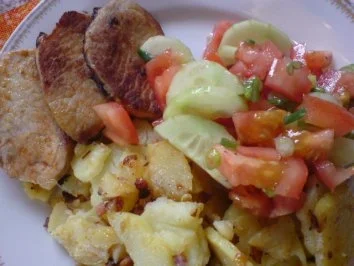 Bratkartoffeln mit Minutensteaks und Tomatensalat - Rezept