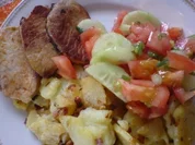 Rezept: Bratkartoffeln mit Minutensteaks und Tomatensalat Bratkartoffeln mit Minutensteaks und Tomatensalat - Rezept