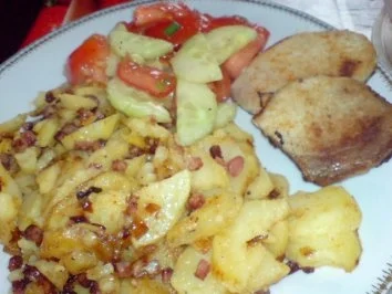 Bratkartoffeln mit Minutensteaks und Tomatensalat - Rezept - Bild Nr. 2