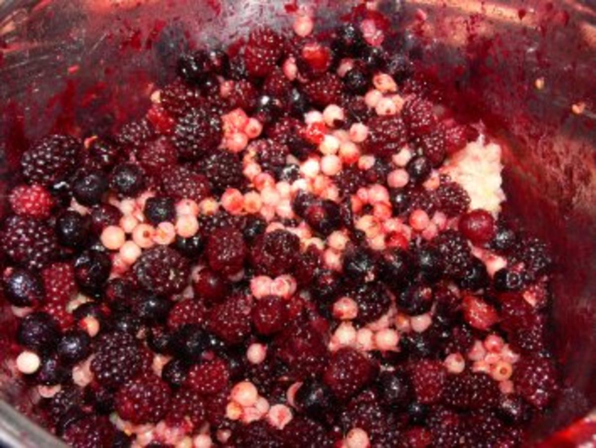 Bilder für Marmelade: Brombeere m. schwarzen und weißen Johannisbeeren, Kokos und Honig - Rezept