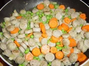 Bratwurtsgulasch mit Möhrchen und Erbsen - lecker dank knackiger Gemüsescheiben - Rezept