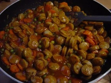 Bratwurtsgulasch mit Möhrchen und Erbsen - lecker dank knackiger Gemüsescheiben - Rezept - Bild Nr. 2