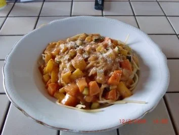 Pasta mit Tomaten-Gemüse Soße - Rezept