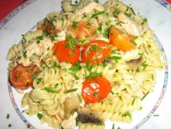 Nudelpfanne mit Champignons , Putengeschnetzeltem und Tomätchen - Rezept