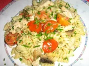 Nudelpfanne mit Champignons , Putengeschnetzeltem und Tomätchen - Rezept