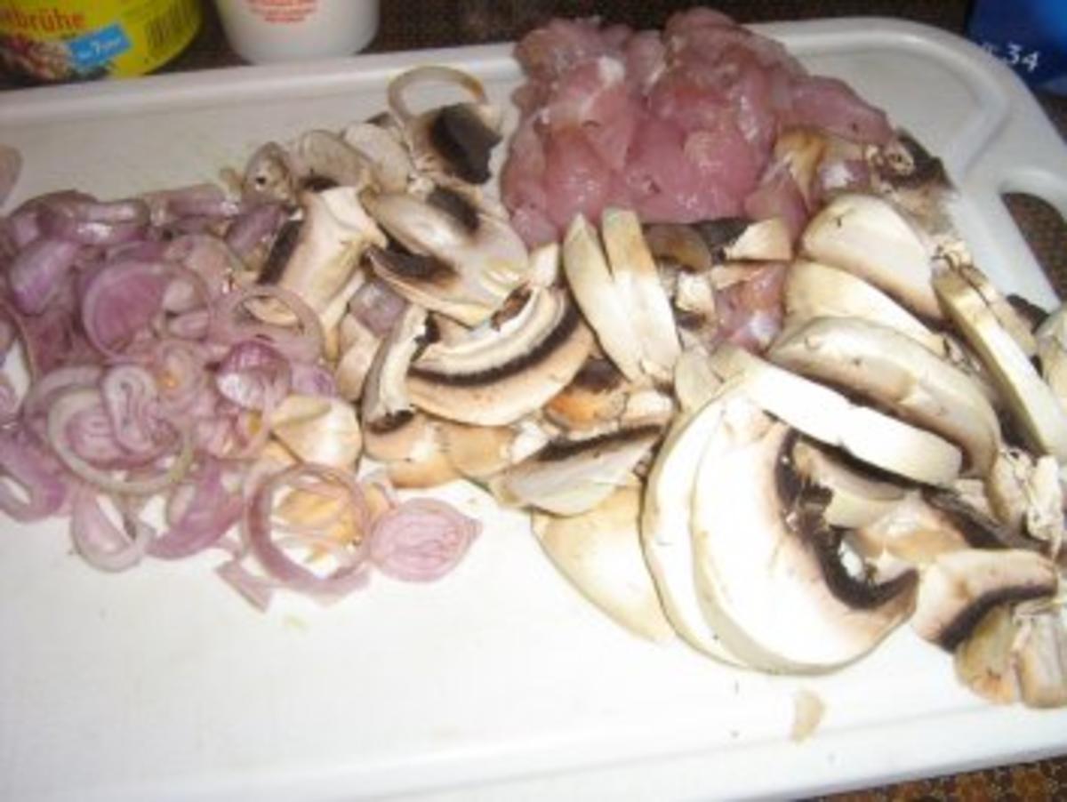 Nudelpfanne mit Champignons , Putengeschnetzeltem und Tomätchen - Rezept - Bild Nr. 3