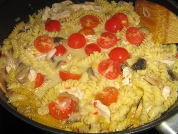 Nudelpfanne mit Champignons , Putengeschnetzeltem und Tomätchen - Rezept - Bild Nr. 5