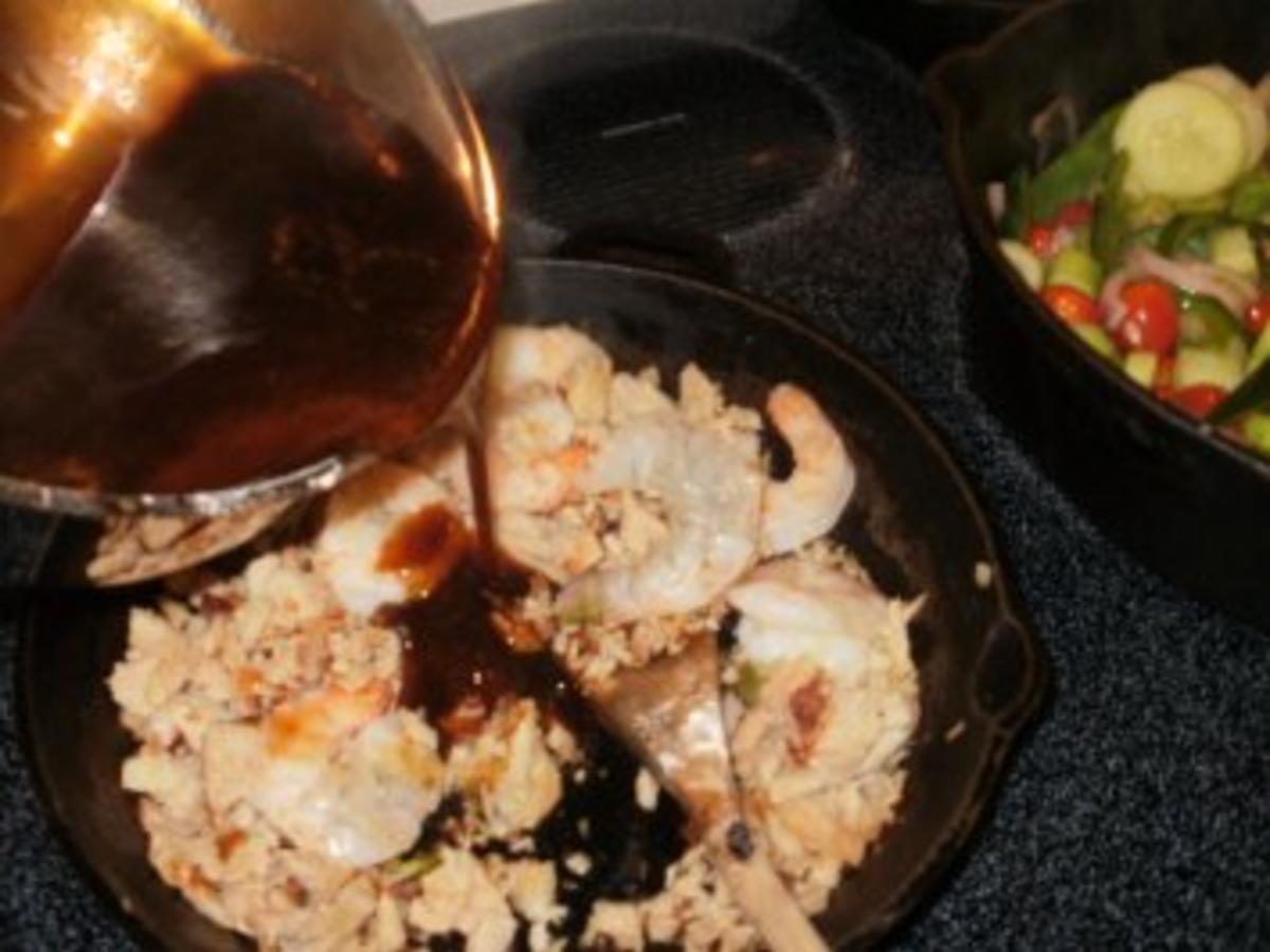 Shrimps mit Huhnfleisch- Fleisch Reste mit Gemuese und Reis und Sosse ...