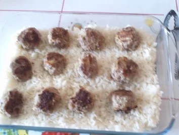Reisauflauf mit Mettbällchen - Rezept