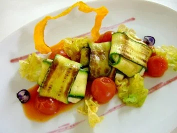 Schafskäse gebraten im Zucchinimantel auf Kirschtomatenragout - Rezept