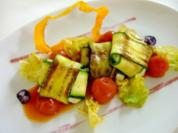 Schafskäse gebraten im Zucchinimantel auf Kirschtomatenragout - Rezept