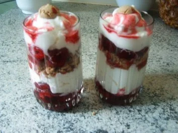 Himbeerschichtspeise mit Amaretto - Rezept