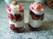 Himbeerschichtspeise mit Amaretto - Rezept