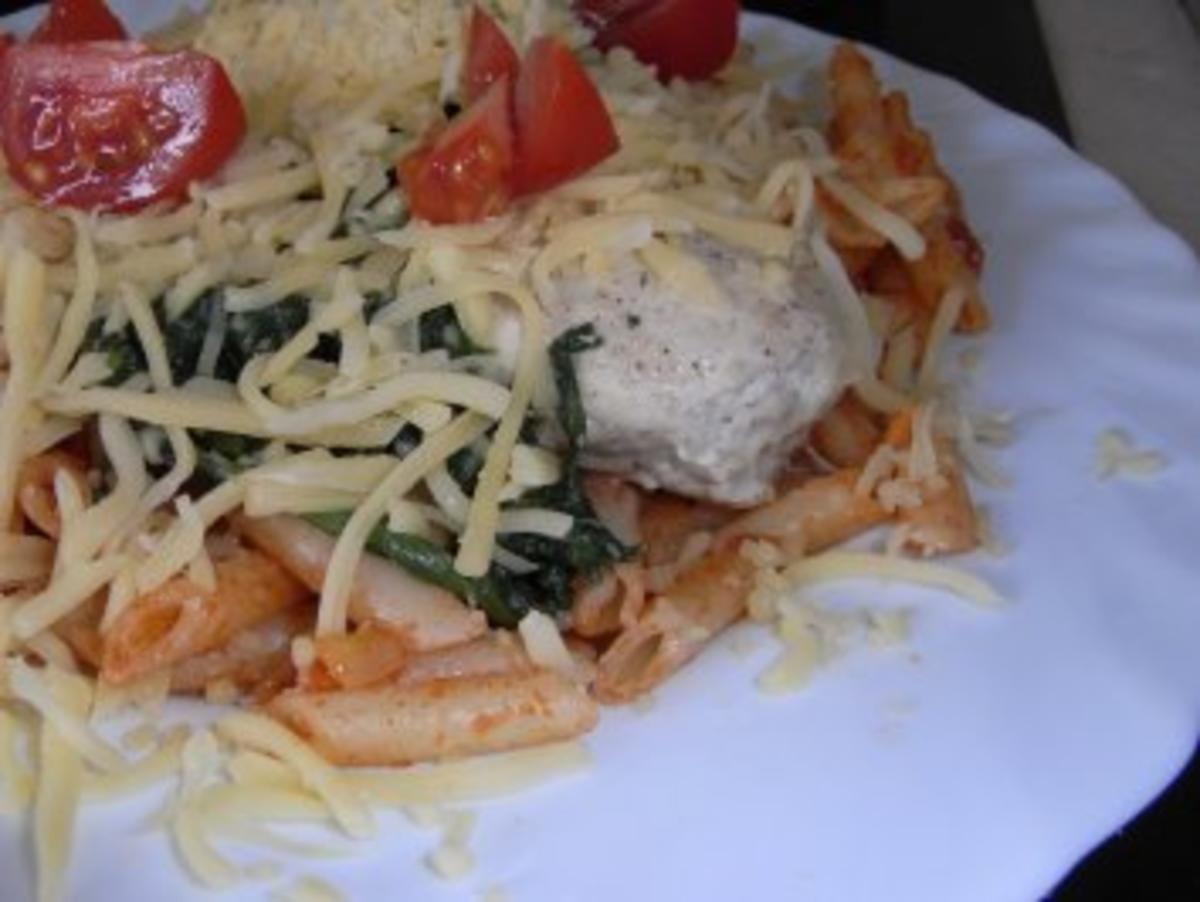 Bilder für Hähnchenbrustfilet mit Blattspinat überbacken an Tomaten-Nudel-Pfanne - Rezept