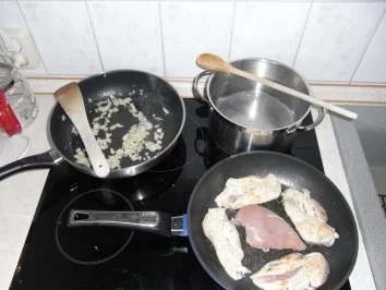 Rezept: Hähnchenbrustfilet mit Blattspinat überbacken an Tomaten-Nudel-Pfanne Bild Nr. 3 Hähnchenbrustfilet mit Blattspinat überbacken an Tomaten-Nudel-Pfanne - Rezept - Bild Nr. 3