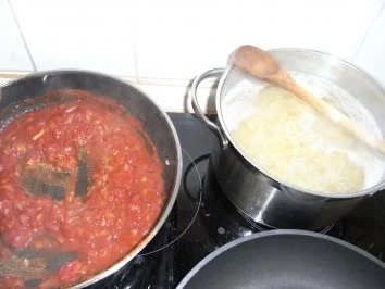 Rezept: Hähnchenbrustfilet mit Blattspinat überbacken an Tomaten-Nudel-Pfanne Bild Nr. 4 Hähnchenbrustfilet mit Blattspinat überbacken an Tomaten-Nudel-Pfanne - Rezept - Bild Nr. 4