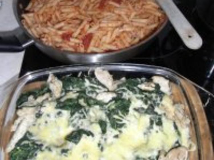 Hähnchenbrustfilet mit Blattspinat überbacken an Tomaten Nudel Pfanne ...