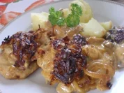 Zwiebel-Sahne-Schnitzel überbacken - Rezept