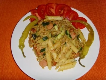wurst zucchini pfanne mit nudeln - Rezept