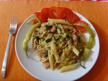 wurst zucchini pfanne mit nudeln - Rezept
