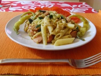 wurst zucchini pfanne mit nudeln - Rezept