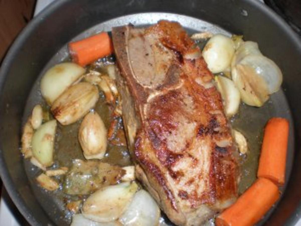 Schweinebraten mit Schweinebraten und Zwiebeln - Rezept mit Bild ...