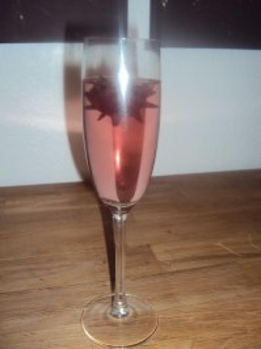 Sekt mit eingelegtem Hibiskus - Rezept