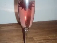 Rezept: Sekt mit eingelegtem Hibiskus Sekt mit eingelegtem Hibiskus - Rezept
