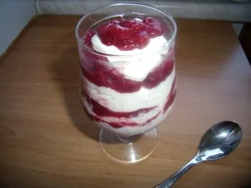 Sauerkirschen  mit Mohncreme - Rezept