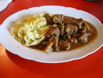 schnelles Gulasch vom Schweinefilet mit Champignons - Rezept