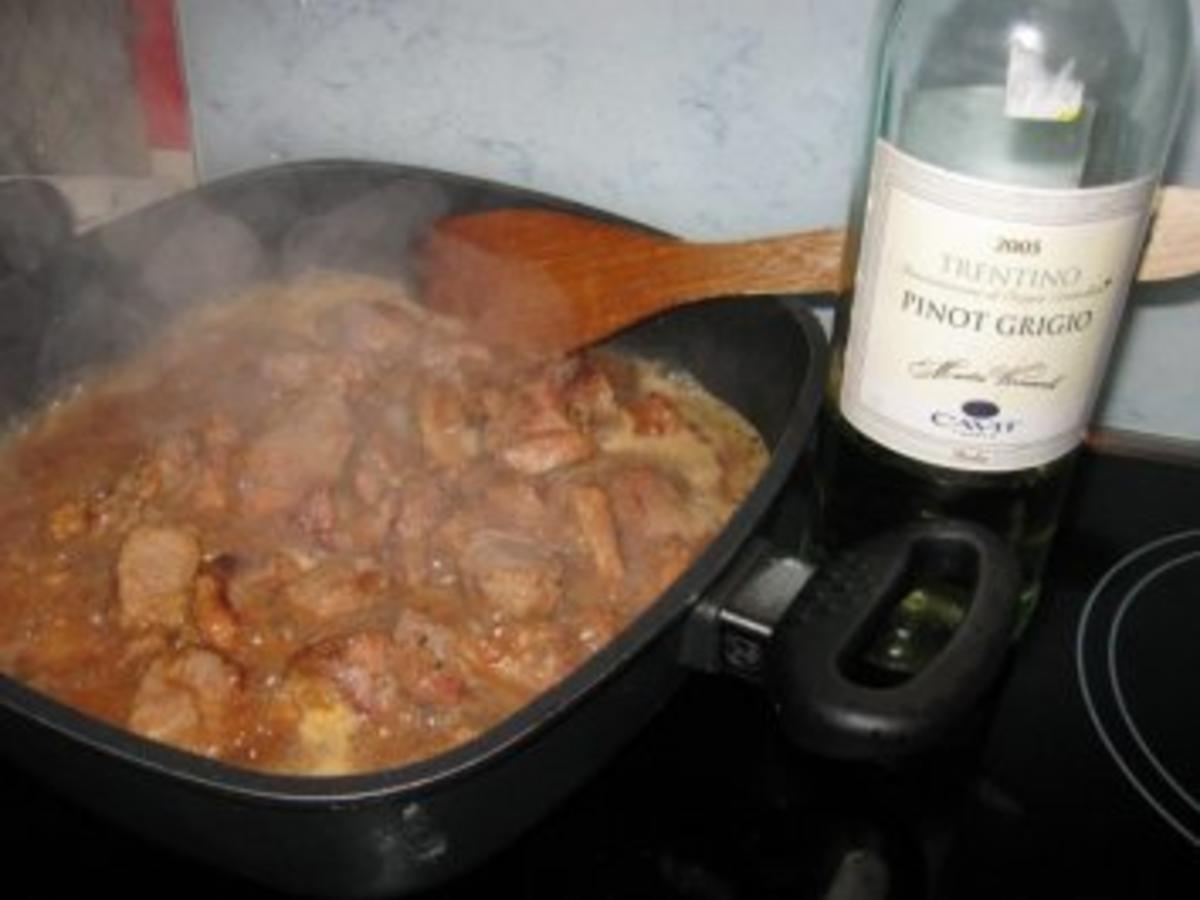 Schnelles Gulasch vom Schweinefilet mit Champignons - schnell &amp; einfach ...