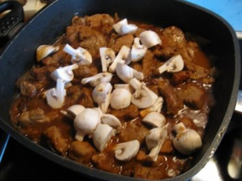 schnelles Gulasch vom Schweinefilet mit Champignons - Rezept - kochbar.de