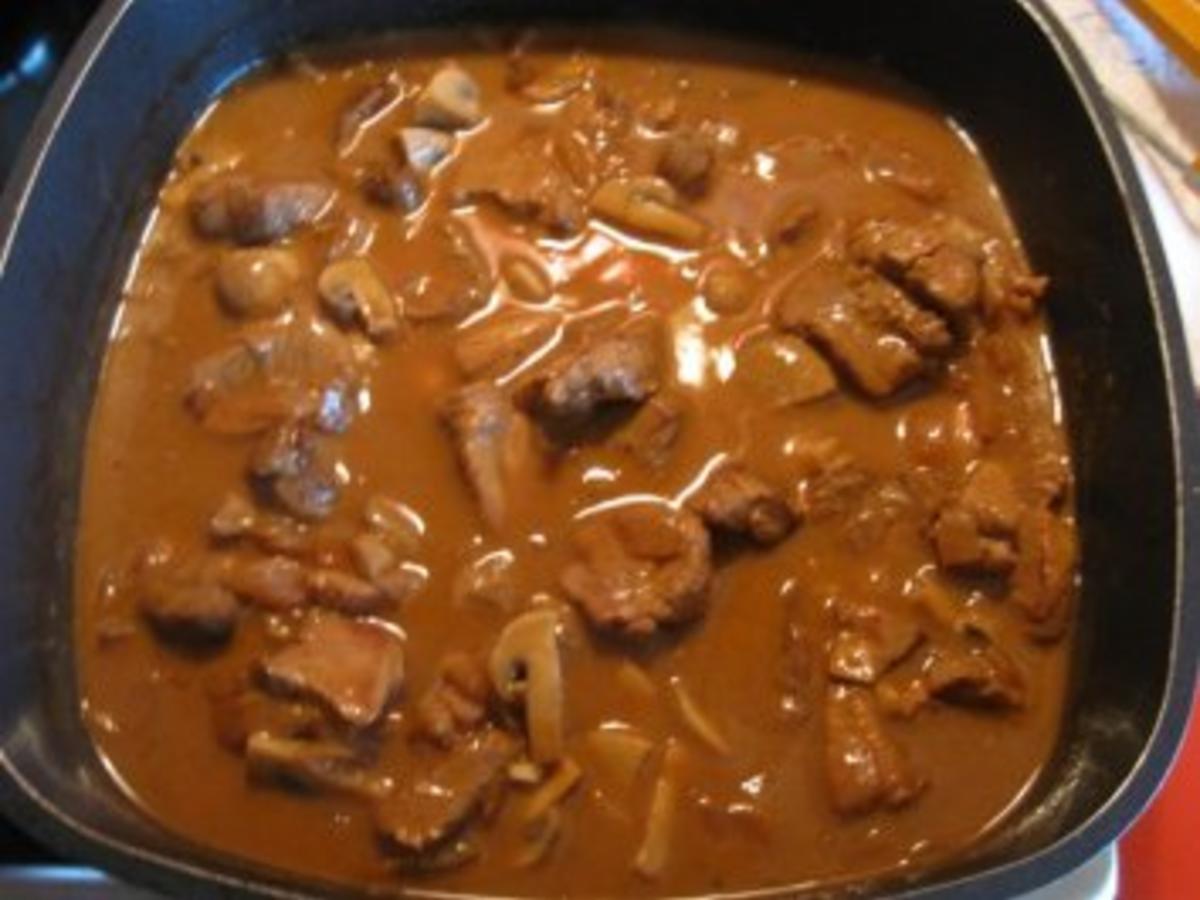 schnelles Gulasch vom Schweinefilet mit Champignons - Rezept - kochbar.de