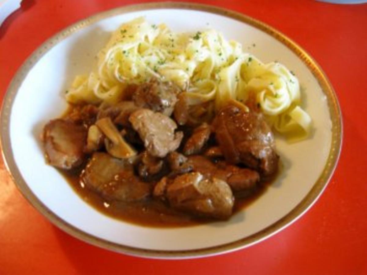 schnelles Gulasch vom Schweinefilet mit Champignons - Rezept - kochbar.de